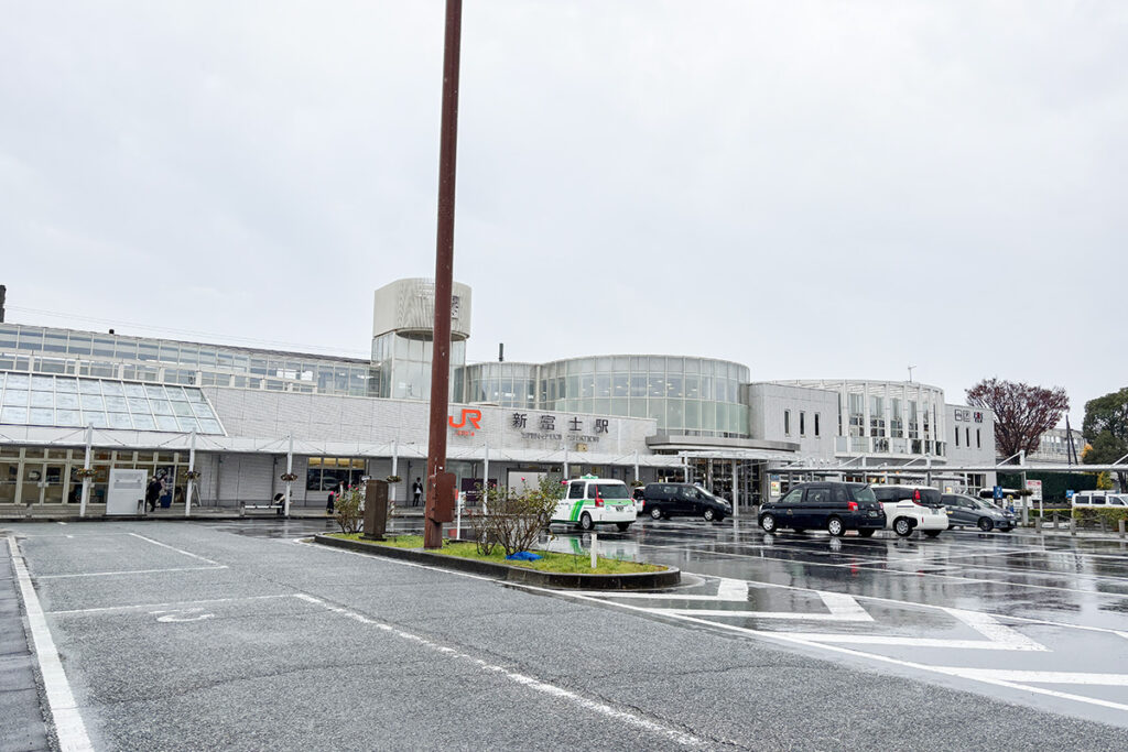 東海道新幹線の新富士駅。雄大な富士山の眺めをテーマに駅舎がデザインされたと言われる