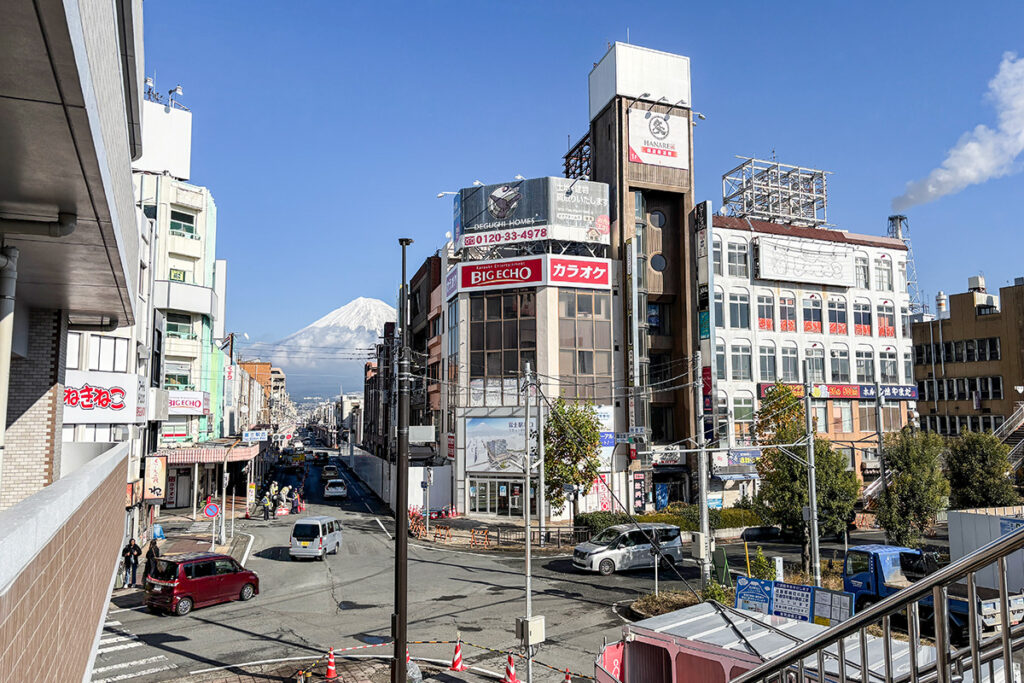 駅名の由来らしく駅前から見える富士山がデカい
