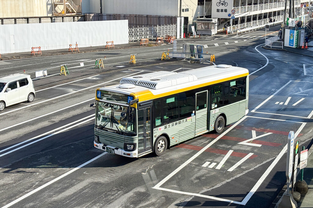 富士駅の北口と南口どちらにも駅前バス停が置かれている