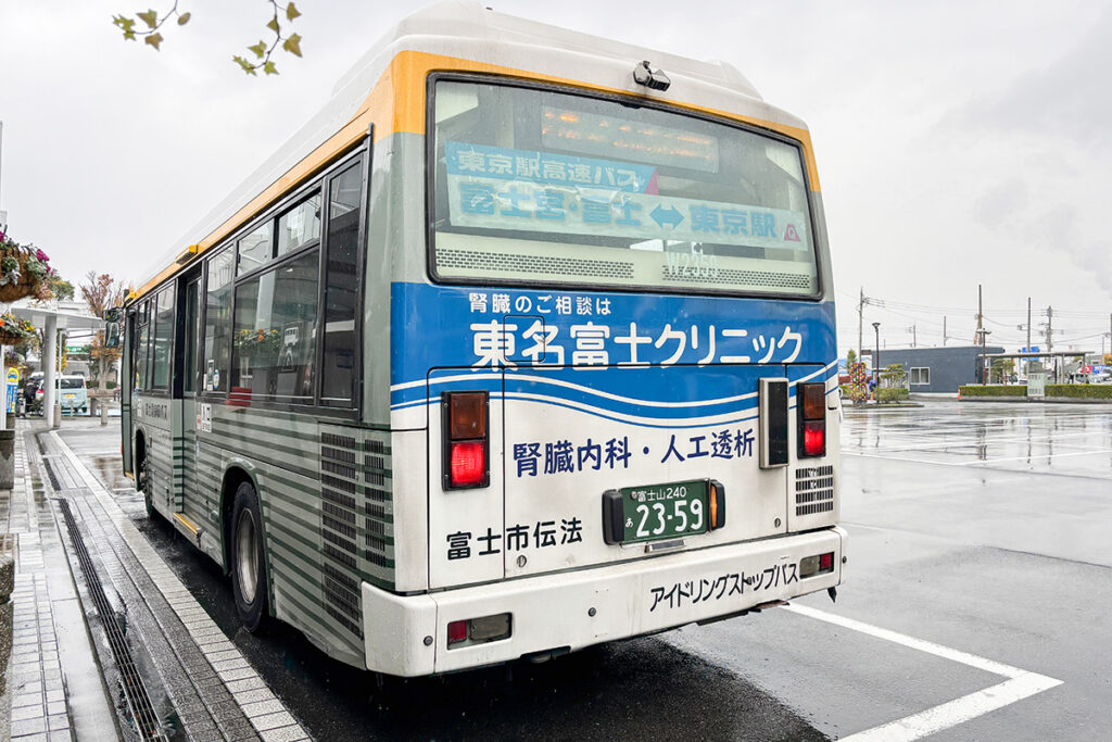 新富士駅に停車中の循環バス「ぐるっとふじ」右回り。中型路線車での運行