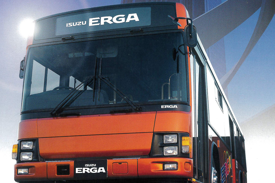 いまも人気のタテ目4灯いすゞ エルガが登場したミレニアムの頃を当時のカタログで見る!!