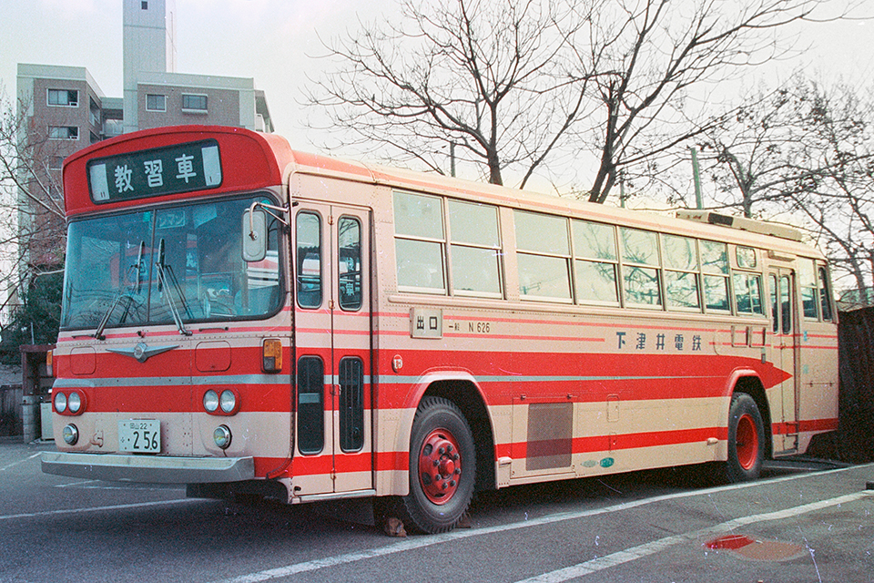 日産ディーゼル U20N　古参級の長尺大型車で、リーフサス車。旧塗装をまとう。富士重工3E型車体を架装し前面方向幕はこの写真のような初期大型方向幕のほか、小型幕の大型化改造を行った車両も在籍した