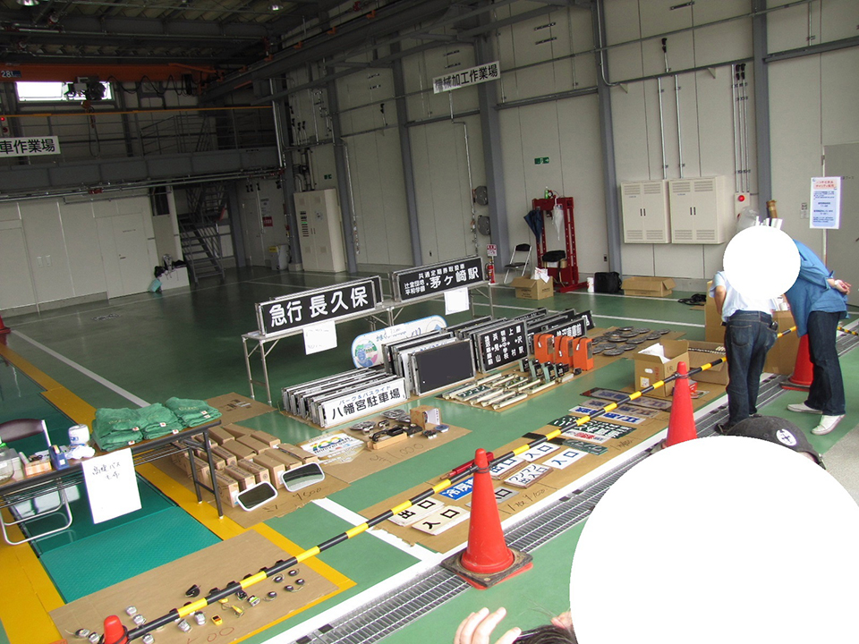 バス会社としての廃品販売コーナーの全体図。中でも表示機付きの方向幕はとても目立つ