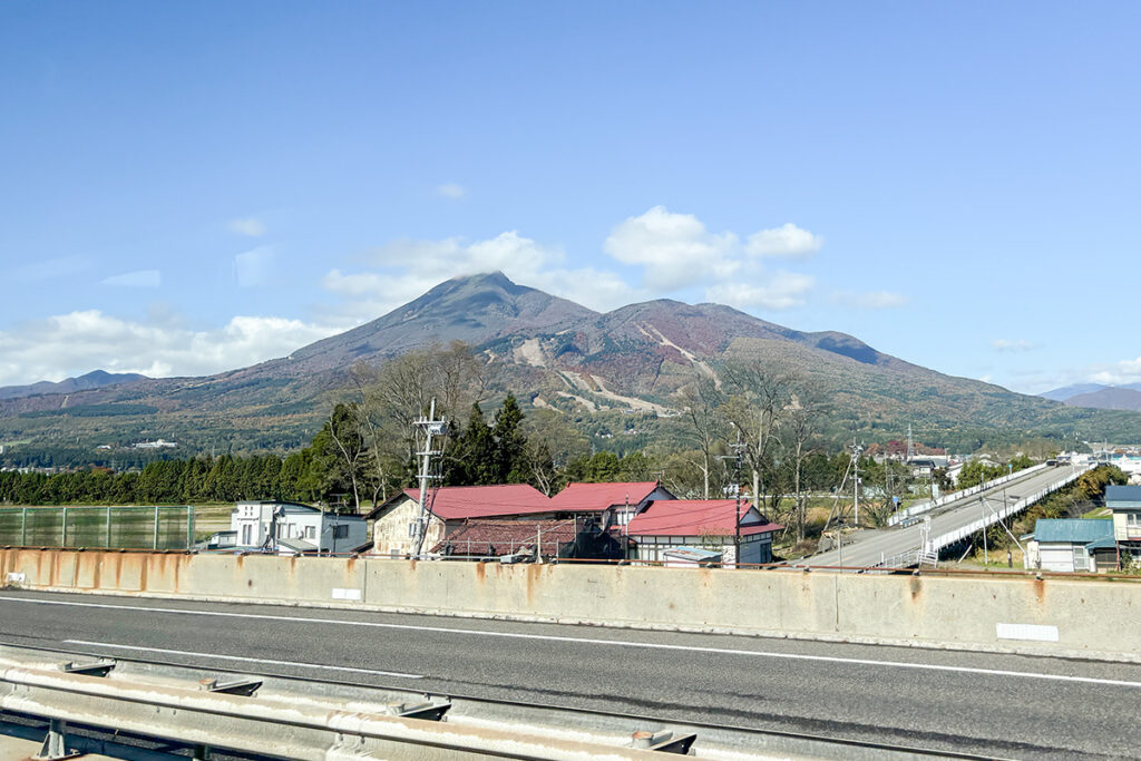 車窓の奥に磐梯山が姿を現した