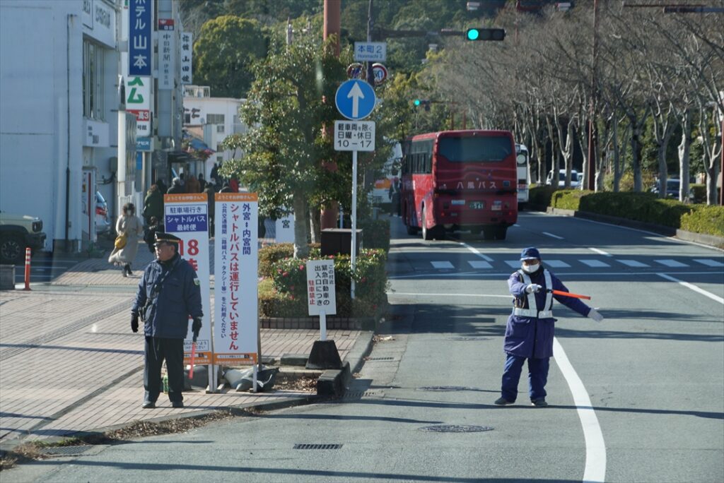 周辺は臨時バスやシャトルバス乗り場だらけになるので位置確認は必須？