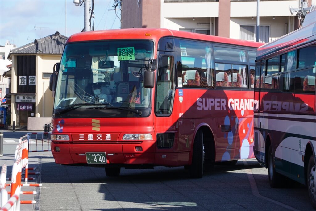 三重交通エアロバスのラッピング車