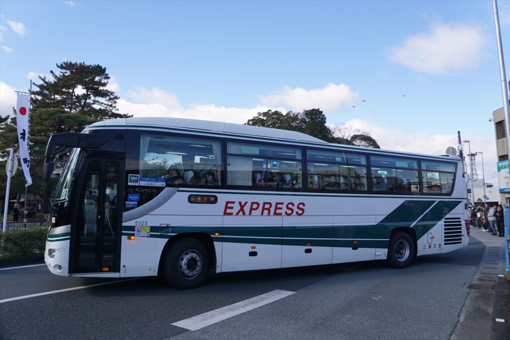 貸切車が目立つ中で高速車もやってくる！