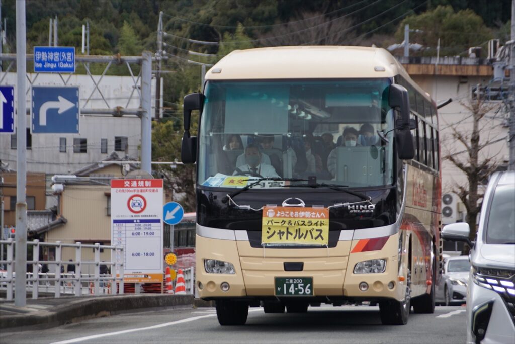 自家用車利用者も多いのでシャトルバスも満席になる！