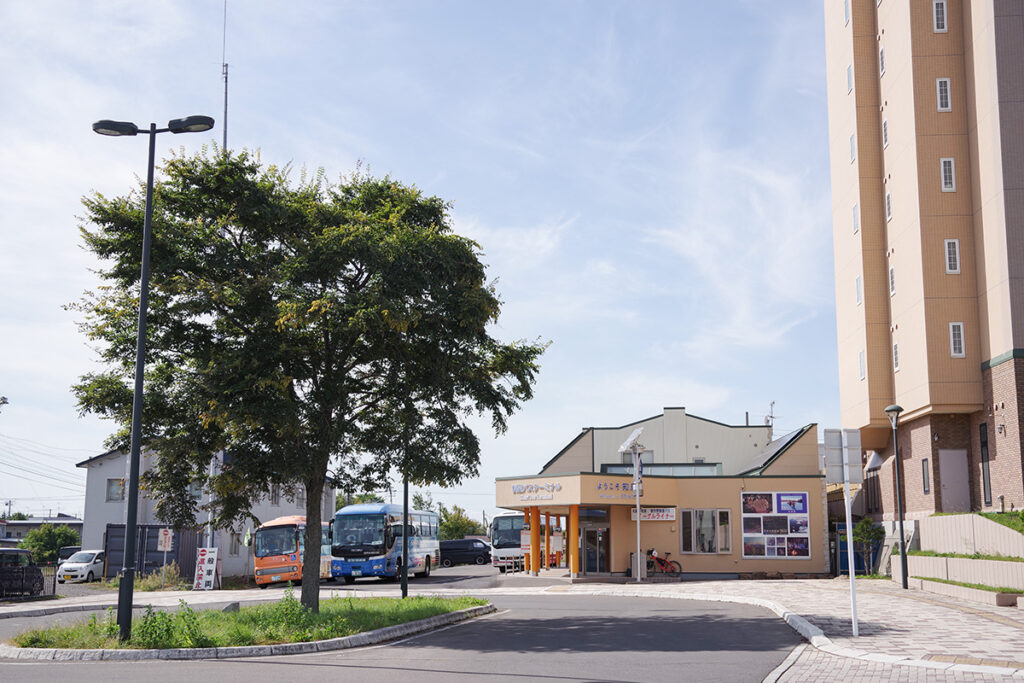 知床エリアの交通拠点・JR知床斜里駅と斜里バスターミナル