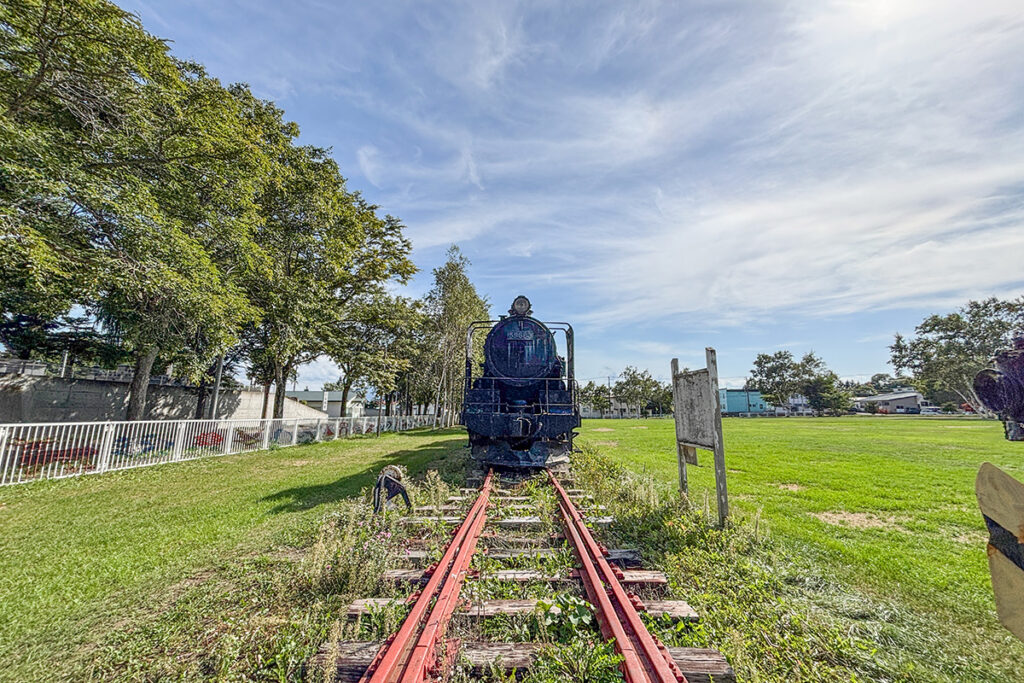 知床斜里駅/斜里BTから歩いて15〜20分ほどで機関車のいる公園へ