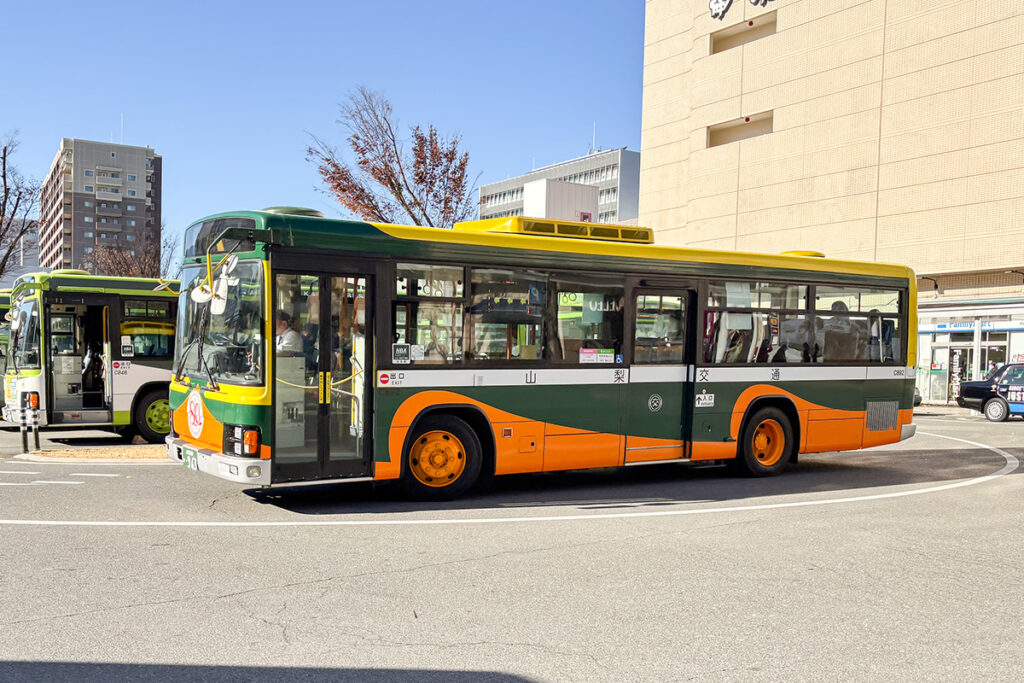 山梨交通80周年を記念した、1950年代の同社標準色の復刻塗装車