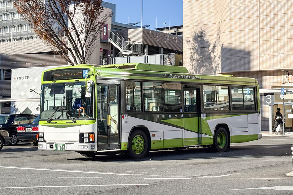 国際興業とほぼ同じ車体カラーを使用しているバス会社の一つが山梨交通