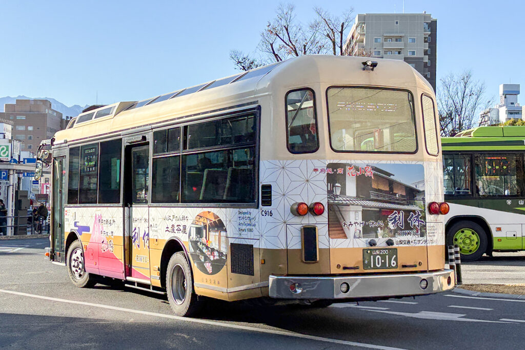 箱根登山バスから来た観光周遊タイプの意匠を残す日野レインボーII