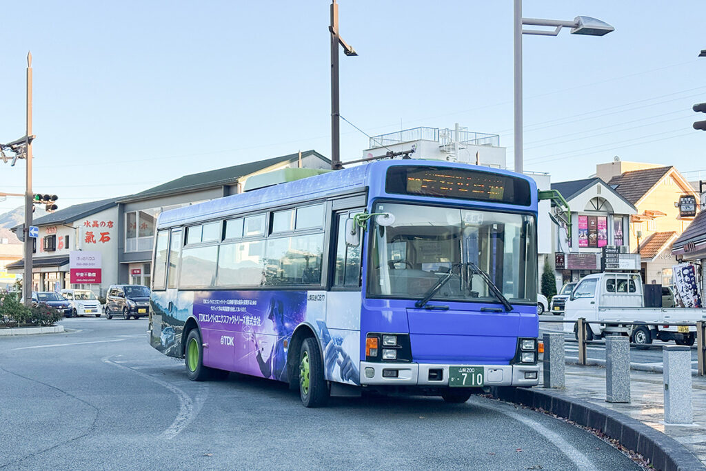 広告ラッピングが施された車もある。車種はいすゞエルガミオ