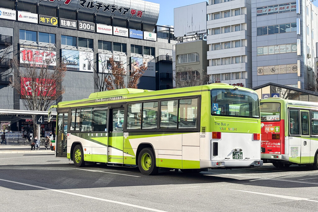 国際興業から山梨交通へやってきた2006年式のいすゞエルガ