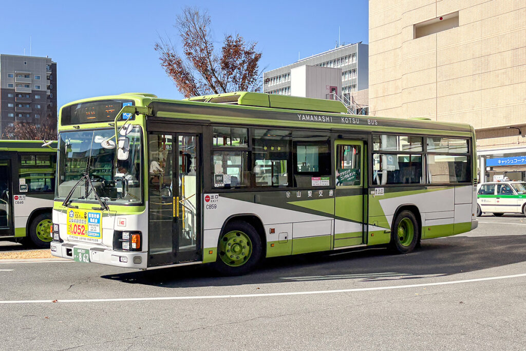 標準的な山梨交通のスタイルでまとめられたいすゞエルガ