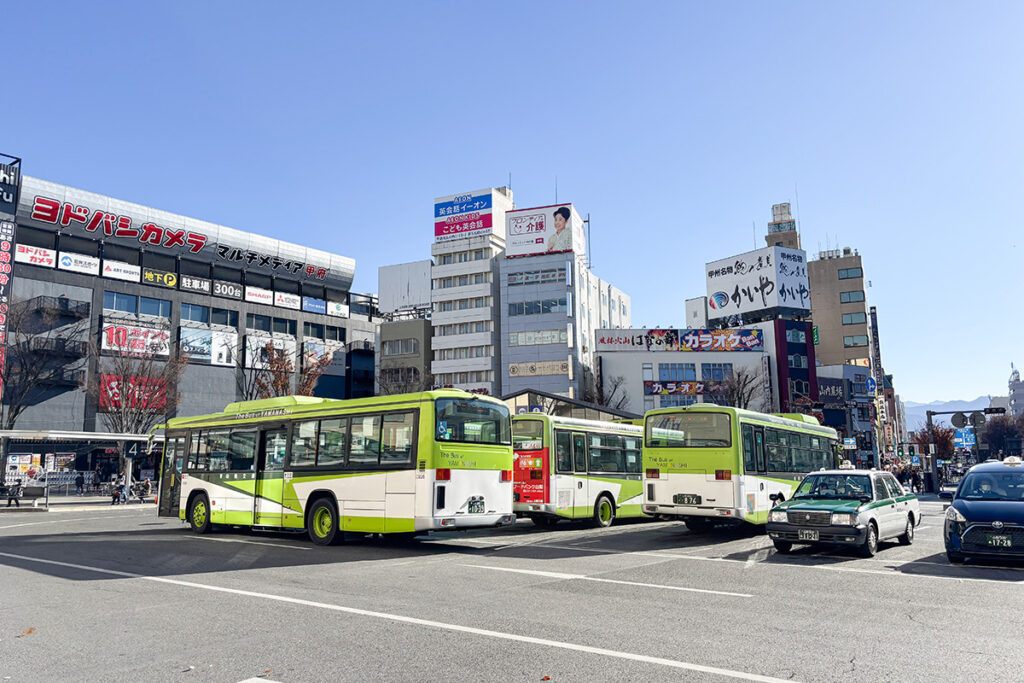 東京を走るバスとほぼ同色の車両が山梨の「顔」だ!!　〜国際興業と山梨交通の煌びやかな関係〜