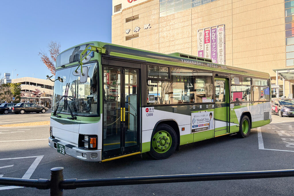 車体後部のメッシュが（大抵は）V8エルガの証