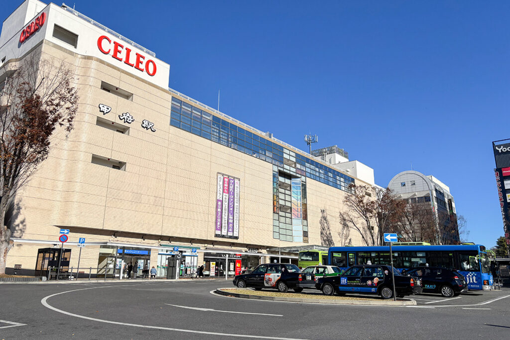 山梨県のJR甲府駅前
