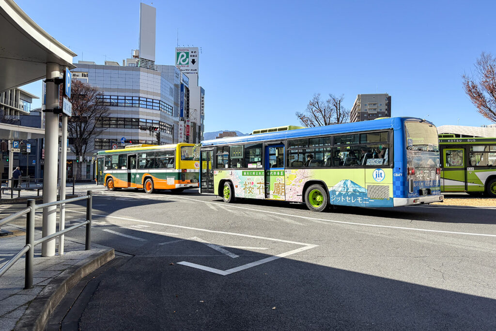 山梨交通80周年復刻カラー（前）と、広告ラッピング車のエルガ。どちらも大グリル!!