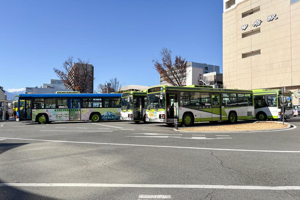 甲府駅前のバスターミナルに山梨交通の路線車が集う