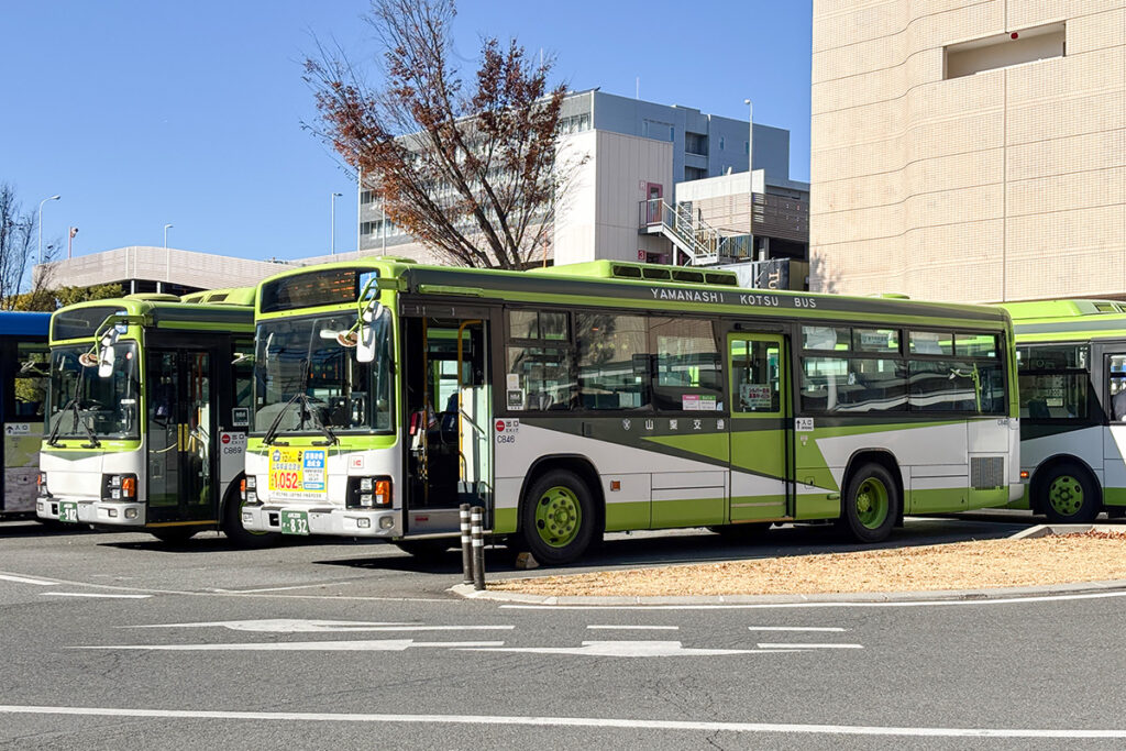 角目4灯のエルガ顔の車が現在の主力な様子
