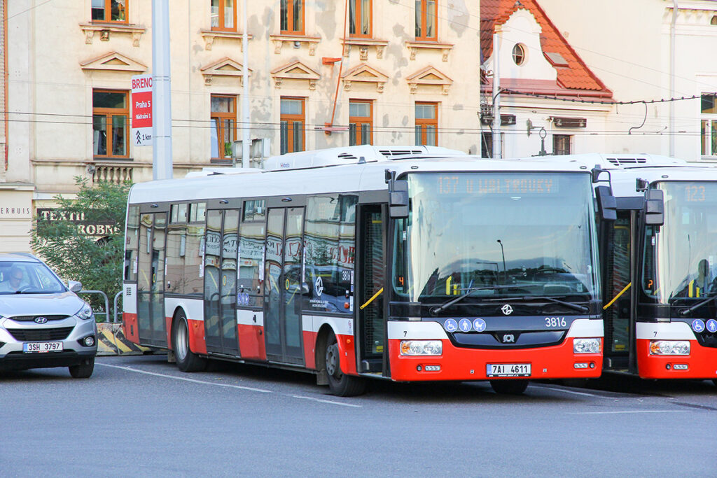 信用乗車方式のメリットはどのドアからも乗車が可能なため、ドアの数を増やせること。都市部では威力を発揮する