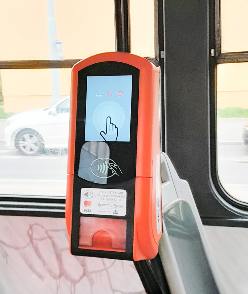 チケットは駅券売機、アプリなどのほか、車内でも買える場合がある。信用乗車方式では乗務員は基本的にチケットを売らない