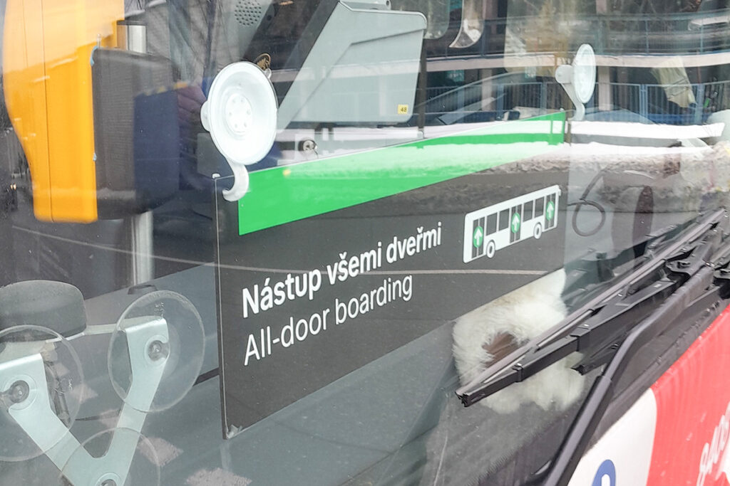 最近信用乗車方式を導入した郊外方面のバスには、どのドアからも乗車できる旨の記載がある