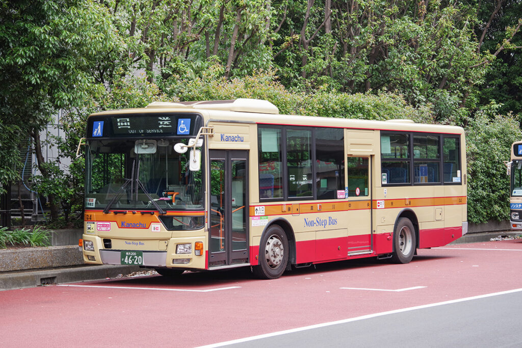 何十年もおなじみの神奈中カラーも今や「旧色」に変わった