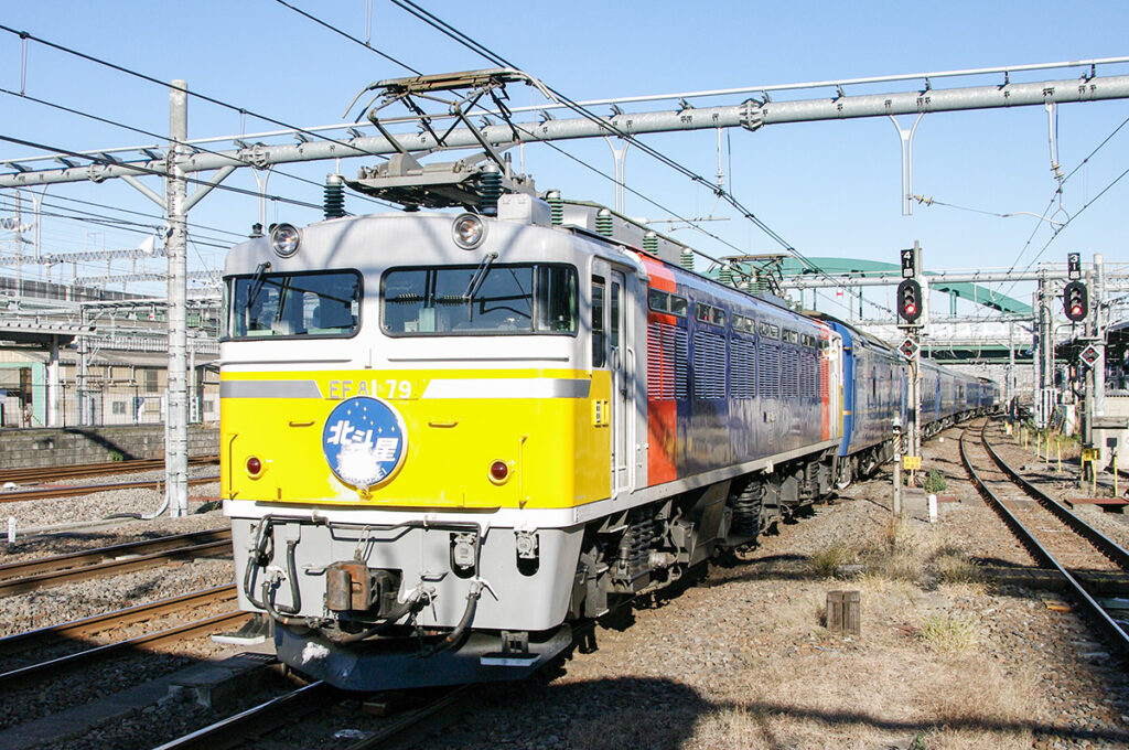 EF81カシオペア色。JRの車両の中でも縦塗りはユニーク