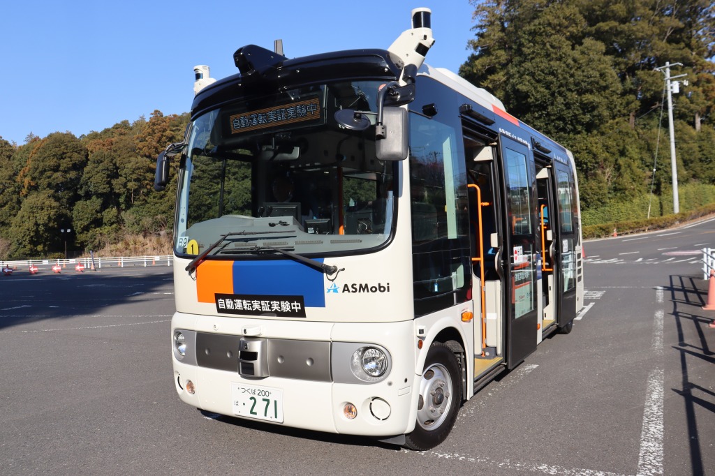 横浜ズーラシアで待機する自動運転バス車両