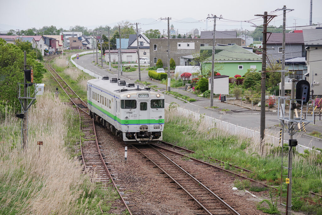 鵡川駅に迫る苫小牧方面からの普通列車（2024年の様子）