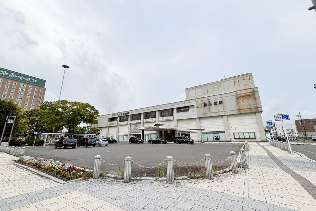 JR苫小牧駅前。以前は向かいのビル（今は廃墟）と連絡橋で繋がっていた気がしたが、撤去された模様