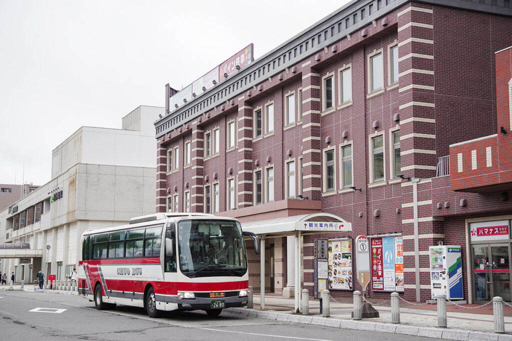 札幌行きの高速バスやフェリーターミナルの連絡バスも来る苫小牧駅前バス停