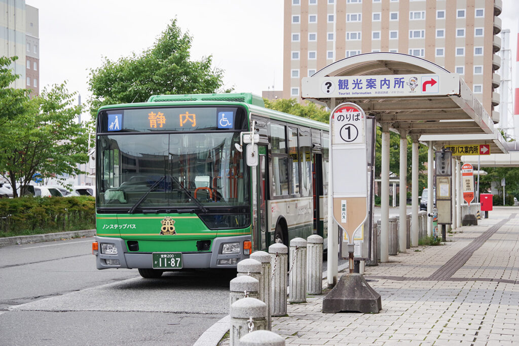 1番乗り場から出発! シンプルな行き先を掲げた道南バスの苫小牧〜静内線