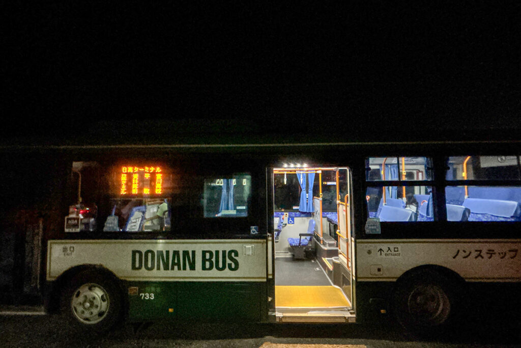 富川高校前にて。写真のバスは恐らく旧国鉄富内線の代替交通を兼ねているハズ