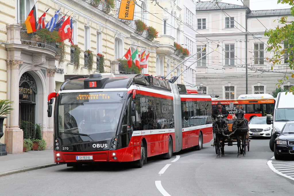 モダンなデザインのオーストリア・ザルツブルクの連節式トロリーバス