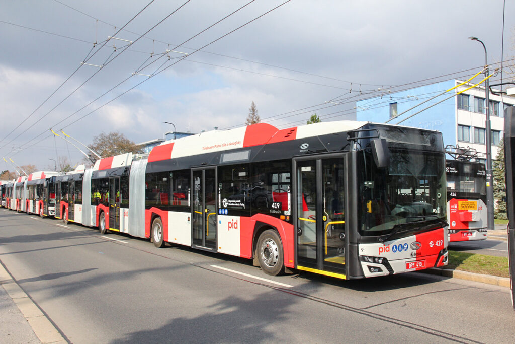 大量輸送に威力発揮の連節バス!!　だけどやめた国もある……ヨーロッパではどんな感じ?