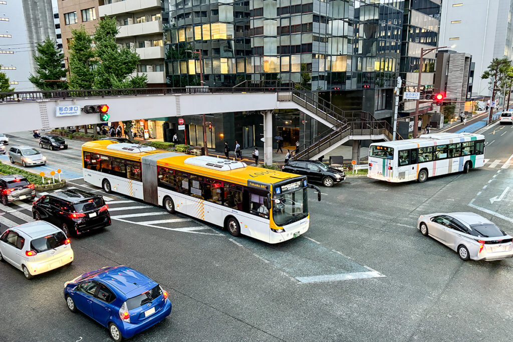 連節バスが使われている福岡市内のBRT（写真：中山修一）