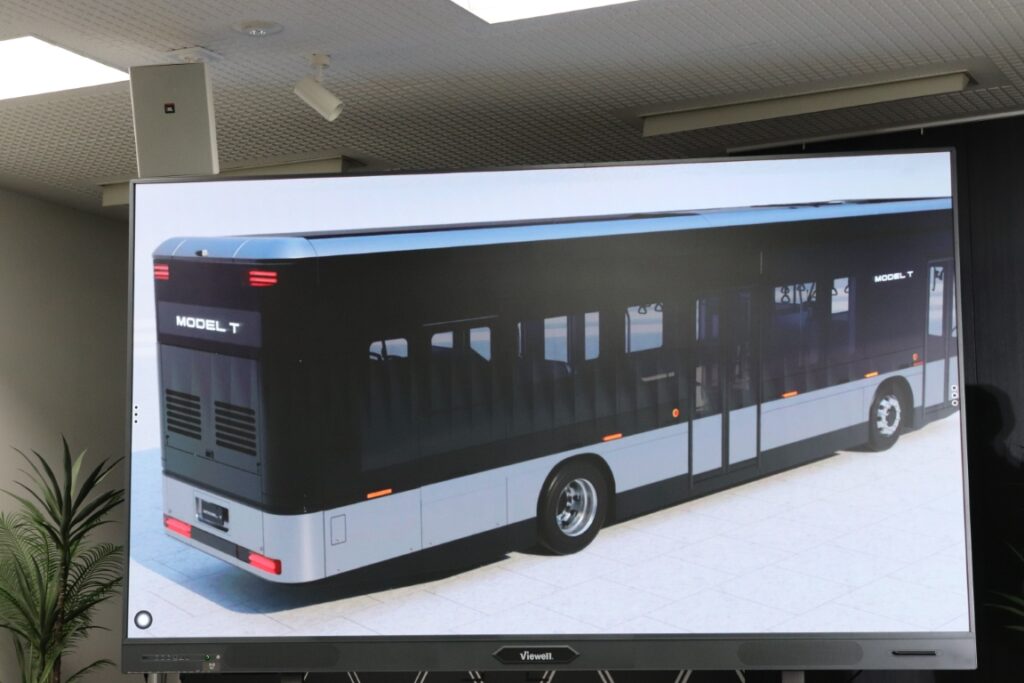 台湾の左ハンドル車なので違和感はあるがイメージとしてはこうだ