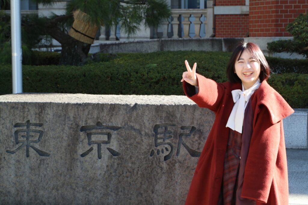 のんきに東京駅をバックに記念撮影しているがこの後でかなり勉強することになる