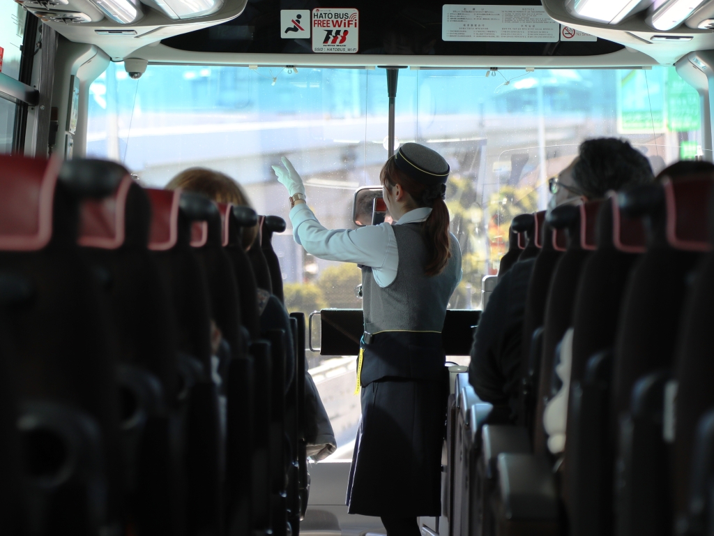 この姿はバスガイドの「いろはのい」？