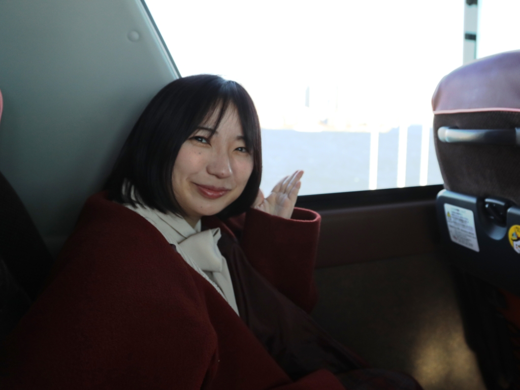 最後列の席でガイドの案内を聞きながら自分の知識にもれがないかを確認？