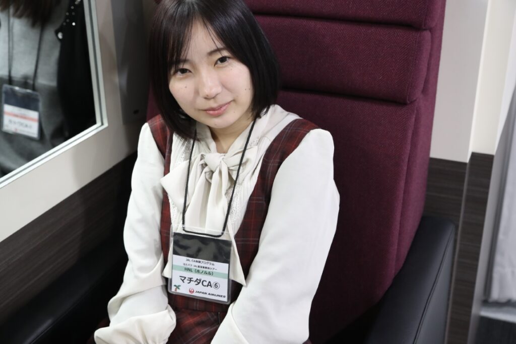 ビジネスクラスのモックアップに座ってご満悦