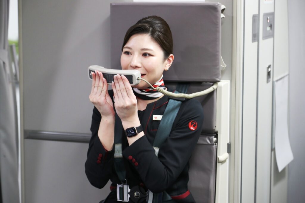 普段はマイクを持つバスガイドだがCAの正しい持ち方はこうだ！