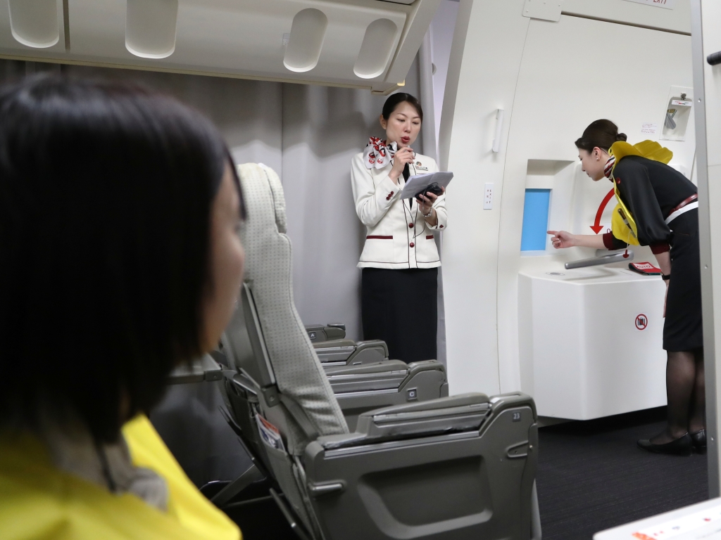 ドアの窓から火災の確認をしているよ！