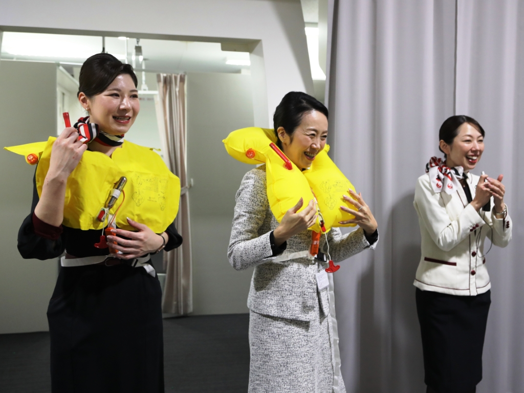 先ほどまで険しくも冷静な表情だったCA群がにこやかに総評