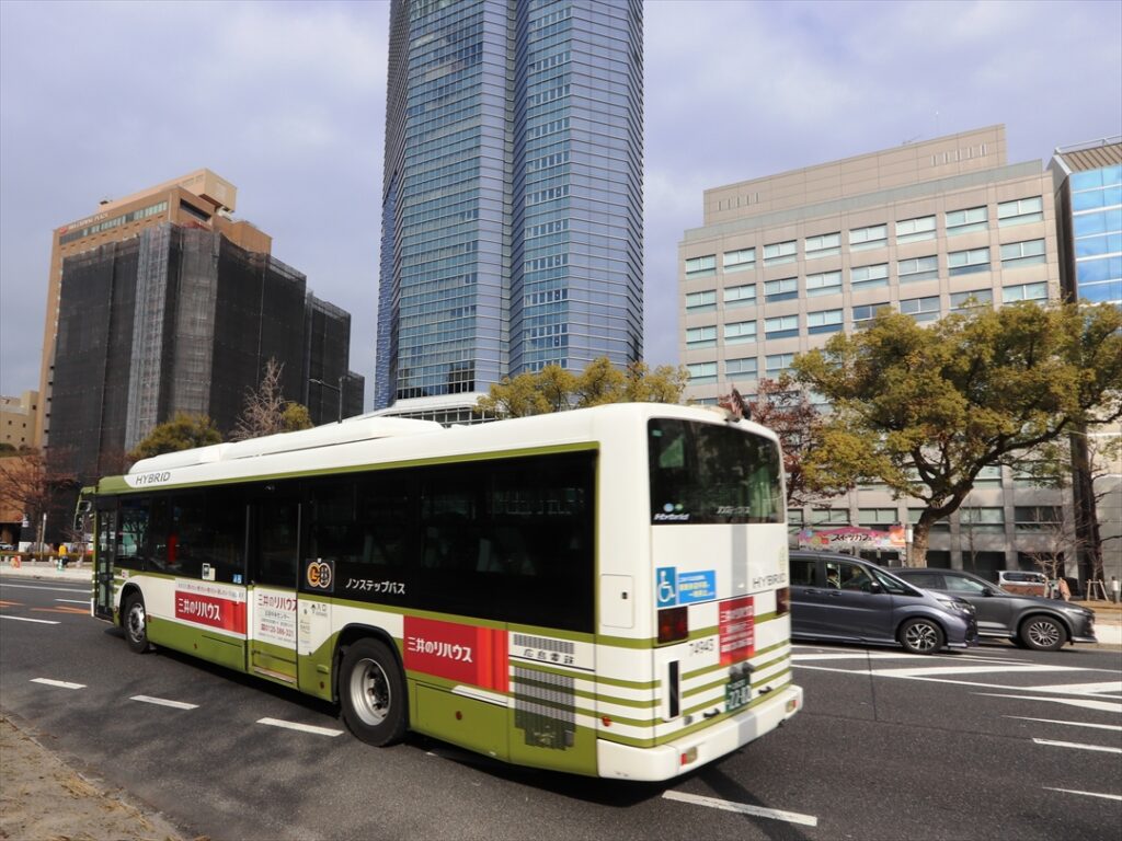 広電バスを見送り広い道路を渡れば神社がある