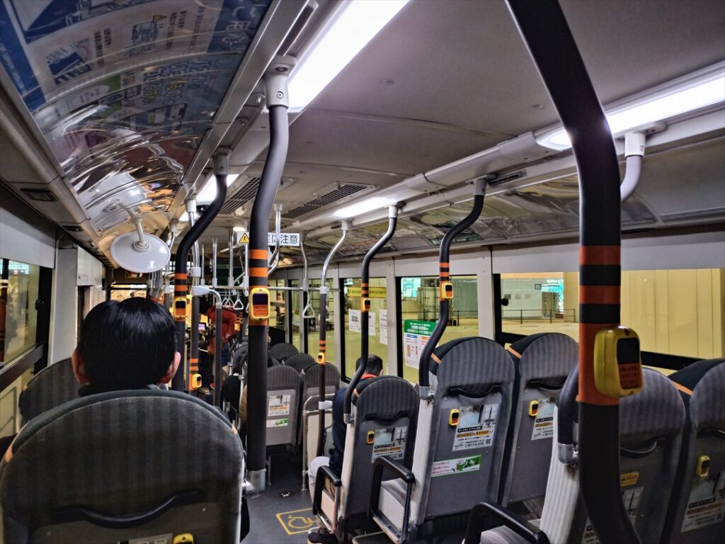 広電バスの車内